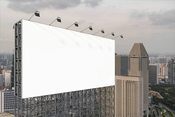 落日时分,白茫茫的白路广告牌上印有新加坡的城市景观背景.街头广告海报，模拟，3D渲染。侧视图。营销传播理念的营销理念. — 图库照片