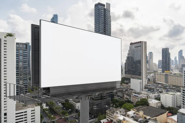 白茫茫的路标,曼谷城景背景,白天黑夜.街头广告海报，模拟，3D渲染。侧视图。推广或推销观念的营销传播概念. — 图库照片