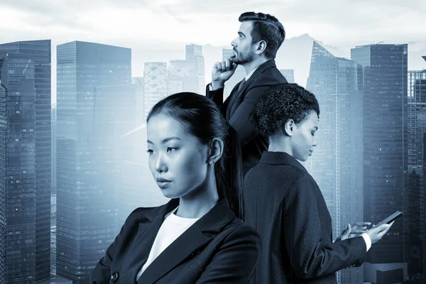 Група з трьох колег по бізнесу в костюмах мріяла про нові можливості кар'єри після випуску MBA. Концепція багатонаціональної корпоративної команди. Сінгапур на задньому плані. Подвійний вплив. — стокове фото