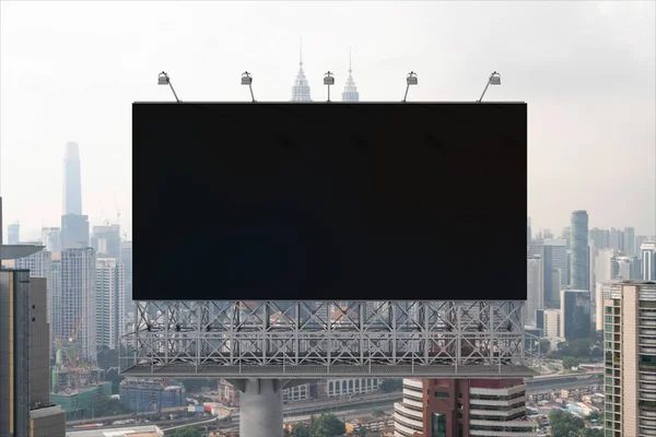 白茫茫的黑色路标，白天有吉隆坡城市景观背景。街头广告海报，模拟，3D渲染。前面的景色推广或销售服务或理念的营销概念. — 图库照片