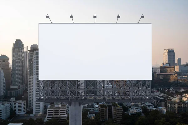 落日时分，曼谷市景背景的空白白路广告牌。街头广告海报，模拟，3D渲染。前面的景色推广或推销观念的营销传播概念. — 图库照片