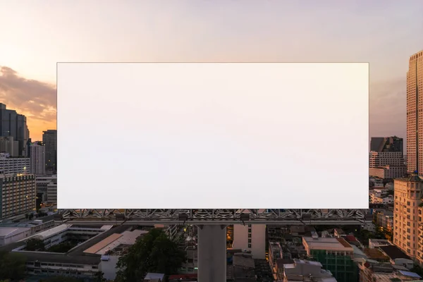 Tomma vit väg skylt med Bangkok stadsbild bakgrund vid solnedgången. Affisch för gatureklam, modell, 3D-återgivning. Framifrån. Begreppet marknadskommunikation för att främja eller sälja idéer. — Stockfoto