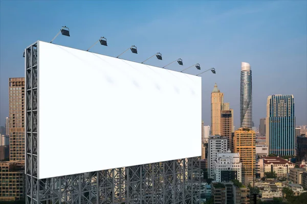 Billboard jalan putih kosong dengan latar belakang Bangkok Cityscape saat matahari terbenam. Poster iklan jalan, mock up, 3D rendering. Sisi tampilan. Konsep komunikasi pemasaran untuk mempromosikan atau menjual ide. — Stok Foto