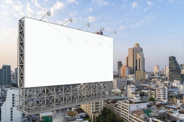 落日时分，曼谷市景背景的空白白路广告牌。街头广告海报，模拟，3D渲染。侧视图。推广或推销观念的营销传播概念. — 图库照片