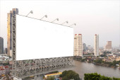 Prázdné bílé silniční billboard s Bangkok městské pozadí v denní době. Pouliční reklamní plakát, maketa, 3D vykreslování. Boční pohled. Koncept marketingové komunikace na podporu nebo prodej nápadu.