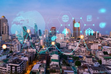 Araştırma ve Geliştirme Hologramı simgeleri parlıyor. Bangkok 'un günbatımı panoramik şehir manzarası. Asya 'da yeni hizmetler ve ürünler yaratmak için yenilikçi teknolojiler kavramı. Çift pozlama.