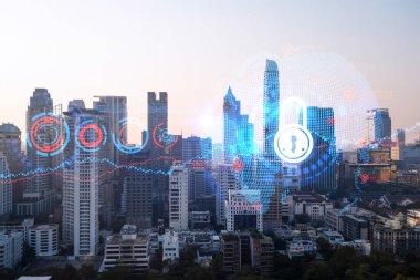 Asya, Bangkok 'un günbatımı panoramik şehir manzarasında Padlock' un hologramı. Siber güvenlik istihbaratı kavramı. Çoklu pozlama.