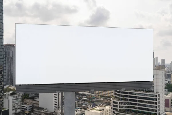 Cartellone bianco bianco bianco con sfondo paesaggio urbano Bangkok durante il giorno. Manifesto pubblicitario di strada, finto, rendering 3D. Vista frontale. Il concetto di comunicazione di marketing per promuovere o vendere l'idea. — Foto Stock
