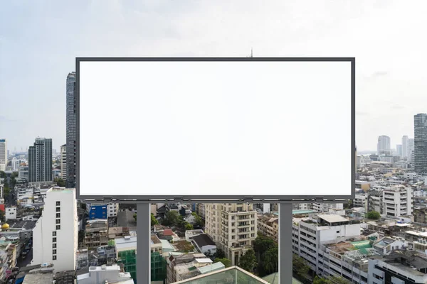 Cartelera blanca en blanco con fondo de paisaje urbano de Bangkok durante el día. Cartel publicitario callejero, maqueta, representación 3D. Vista frontal. El concepto de comunicación de marketing para promover o vender la idea. —  Fotos de Stock