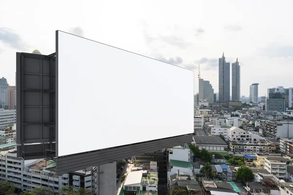 Cartelera blanca en blanco con fondo de paisaje urbano de Bangkok durante el día. Cartel publicitario callejero, maqueta, representación 3D. Vista lateral. El concepto de comunicación de marketing para promover o vender la idea. —  Fotos de Stock