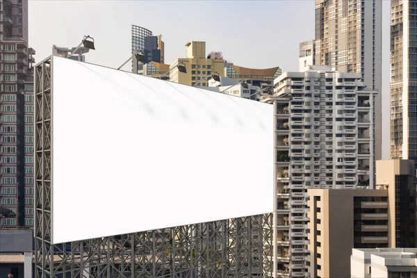 Cartelera blanca en blanco con fondo de paisaje urbano de Bangkok durante el día. Cartel publicitario callejero, maqueta, representación 3D. Vista lateral. El concepto de comunicación de marketing para promover o vender la idea. — Foto de Stock
