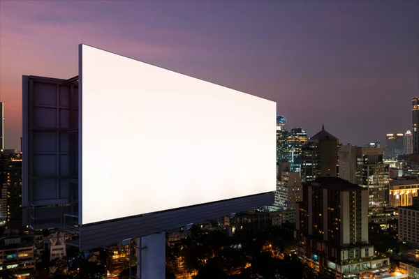 Panneau d'affichage blanc blanc avec fond de paysage urbain de Bangkok la nuit. Affiche publicitaire, maquette, rendu 3D. Vue latérale. Le concept de communication marketing pour vendre l'idée. — Photo