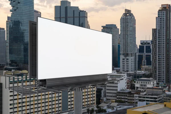 Panneau d'affichage blanc blanc avec fond de paysage urbain de Bangkok au coucher du soleil. Affiche publicitaire, maquette, rendu 3D. Vue latérale. Le concept de communication marketing pour promouvoir ou vendre une idée. — Photo