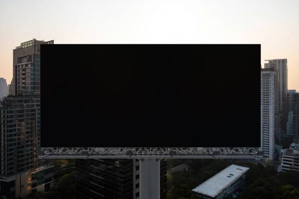 Panneau d'affichage de route noir blanc avec fond de paysage urbain de Bangkok au coucher du soleil. Affiche publicitaire, maquette, rendu 3D. Vue de face. Le concept de communication marketing pour promouvoir ou vendre une idée. — Photo