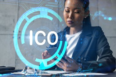 İş kadını daktilo ediyor, modern ofiste yeni bir proje üzerinde çalışıyor. ICO engelleme hologramı. Çifte maruziyet. Başarı kavramı.