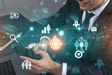 Smartphone ile birlikte çalışan analist, işleri ilerletmek için yeni teknolojiler arıyor. Daktilo telefonu. Çift pozlama.
