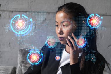 İş kadını telefon ve dünya haritası hologramı konuşuyor. Çift pozlama.