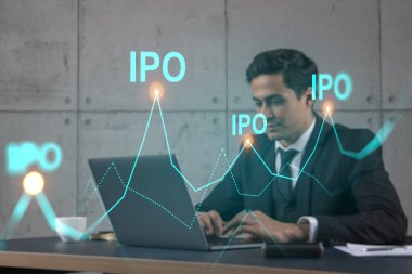 İnternette dizüstü bilgisayar teknolojisiyle çalışan bir işadamı, bilgisayar montajı, veri çizimi yatırım kavramı. Çift pozlama.