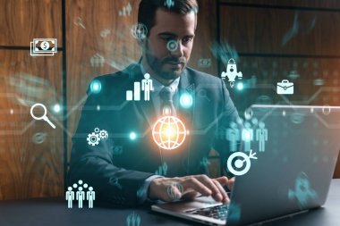 Ofisteki işadamı dizüstü bilgisayarla çalışıyor, işe fintech yaklaşımını geliştiriyor, yeni fırsatlar için veri topluyor. Çift pozlama.