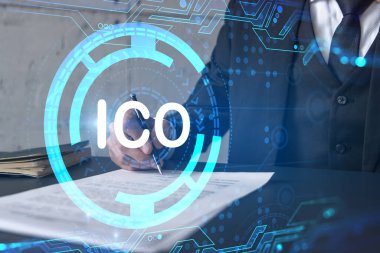 Takım elbiseli bir işadamı beyaz kağıt imzalar. ICO ikon hologramıyla çift pozlama. Sözleşme imzalayan adam. Engelleme pazarı analizi ve yatırım kavramı.