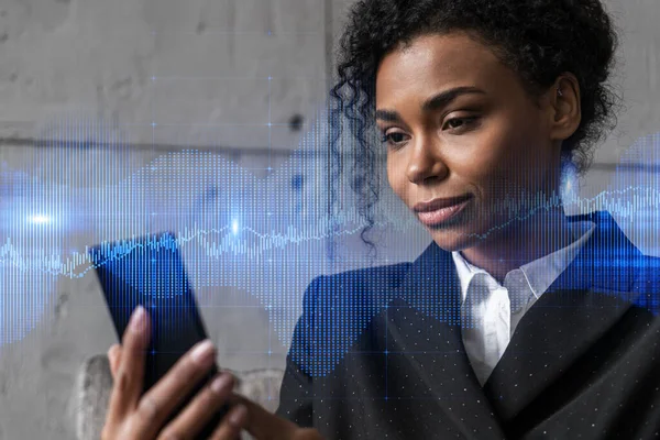 Femme d'affaires tapant téléphone, travailler dans un bureau moderne sur un nouveau projet. hologramme graphique forex. Double exposition. Concept de succès dans le trading en ligne. Application mobile. — Photo