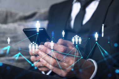 İş adamı telefonda internet uygulaması kullanıyor. Sosyal ağ simgeleri hologramı. Çoklu maruz kalma. İnsanlar bağlantı konsepti.