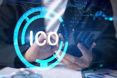 Ofiste akıllı telefon kullanan bir iş kadını. ICO hologramı. İlk madeni para verme konsepti. Çift pozlama.