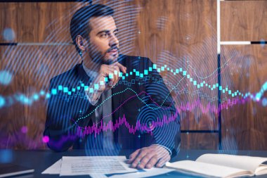 Ofisteki adam grafik ve grafik çizim teknolojisi kavramını düşünerek ve hayal ederek finansal hizmet sunuyor. Çift pozlama.