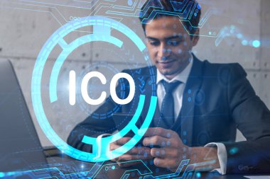 Smartphone, ICO hologramı ve daktilo ile çalışan bir analist. Çift pozlama.