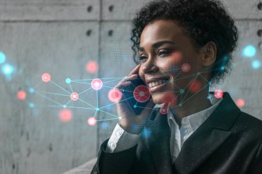 İş kadını telefonla ve soyut teknoloji hologramıyla konuşuyor. Çift pozlama.