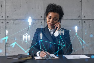 İş kadını telefon ve sosyal ağ hologramı konuşuyor. Çift pozlama.
