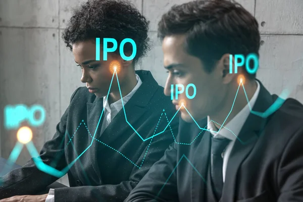 Два бизнесмена работают над листингом проекта на рынке капитала. Концепция IPO. Мультиэкспозиция. — стоковое фото