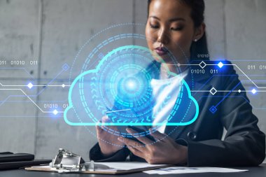 İş kadını daktilo ediyor, modern ofiste yeni bir proje üzerinde çalışıyor. Bulut hologramı. Çifte maruziyet. Başarı kavramı.