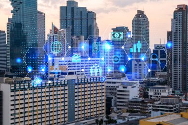 Araştırma ve Geliştirme Hologramı simgeleri parlıyor. Bangkok 'un günbatımı panoramik şehir manzarası. Asya 'da yeni hizmetler ve ürünler yaratmak için yenilikçi teknolojiler kavramı. Çift pozlama.