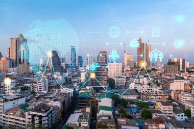 Araştırma ve Geliştirme Hologramı simgeleri parlıyor. Bangkok 'un günbatımı panoramik şehir manzarası. Asya 'da yeni hizmetler ve ürünler yaratmak için yenilikçi teknolojiler kavramı. Çift pozlama.