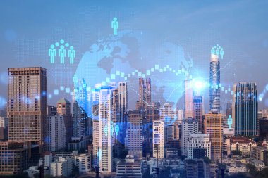 Asya, Bangkok 'un günbatımı panoramik şehir manzarası üzerine sosyal medya simgelerinin hologramı. İnsan ilişkileri kavramı. Çoklu pozlama.