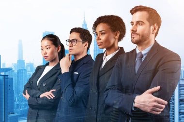 Dört başarılı iş danışmanı takım elbiseli ve müşteri sorunlarıyla uğraşmaya hazır. Kuala Lumpur şehri. KL gökdelenleri. Çift pozlama.