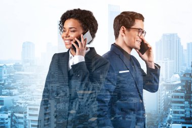 Çok uluslu şirket ekibinin bir parçası olarak takım elbiseli iki meslektaş Bangkok 'taki konferans görüşmesini telefonla inceliyor. Sorun çözücü olarak danışman kavramı. Çift pozlama.