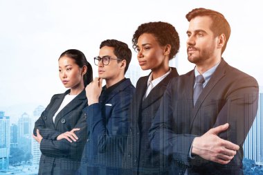 Dört başarılı iş danışmanı takım elbiseli ve müşteri sorunlarıyla uğraşmaya hazır. Kuala Lumpur şehri. KL gökdelenleri. Çift pozlama.