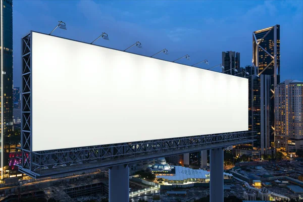 밤에는 KL 도시 경관이 있는 흰색 노상 광고판이 있다. 길거리 광고 포스터, 조롱 , 3D 렌더링. 사이드 뷰. 아이디어를 홍보하거나 판매하기 위한 마케팅 커뮤니케이션의 개념. — 스톡 사진