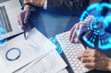 Yüksek teknoloji projesinde birlikte çalışan iki kişinin çifte teşhisi. Teknoloji hologramı. Beyin fırtınası kavramı.