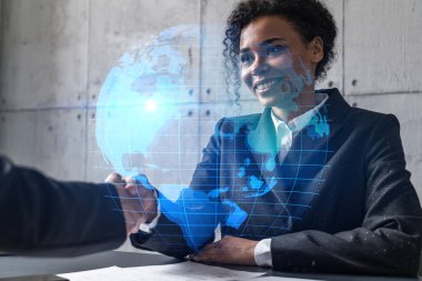 İki kadın tokalaşması. Dünya haritası hologramı. Çoklu maruz kalma. Uluslararası iş.