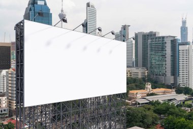 Gündüz vakti KL şehir manzaralı boş beyaz yol afişi. Sokak reklam afişi, maket, 3 boyutlu tasarım. Yan görüş. Pazarlama iletişimi fikri desteklemek veya satmak için.