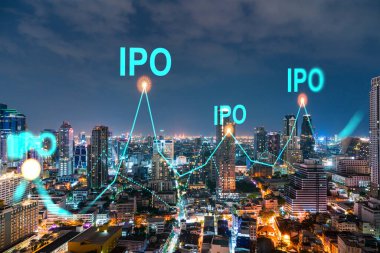 Hologram sunan ilk halk, Bangkok 'un gece panoramik şehir manzarası. Asya 'daki çok uluslu şirketlerin finans merkezi. Halka arz sürecinde büyümeyi hızlandırma kavramı. Çift pozlama.