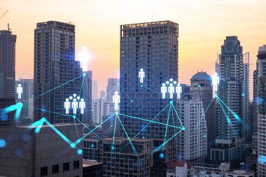 Asya, Bangkok 'un günbatımı panoramik şehir manzarası üzerine sosyal medya simgelerinin hologramı. İnsan ilişkileri kavramı. Çoklu pozlama.