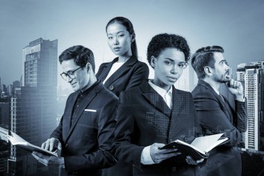 Takım elbiseli dört iş arkadaşından oluşan bir grup yeni kariyer fırsatları elde etmek için proje üzerinde birlikte çalışıyorlar. Bangkok 'taki çok uluslu şirket takımı kavramı. Çift pozlama.