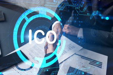 İki iş adamının el sıkışması ve ilk madeni para sunumu, ICO hologramı arka plan çizimi. Engelleme zinciri ve kripto para işindeki ortaklık kavramı. Resmi giysi.