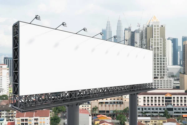 Üres fehér útjelző tábla KL városkép háttér nappal. Utcai reklám plakát, mock up, 3D renderelés. Oldalnézetből. A marketingkommunikáció koncepciója az ötletek népszerűsítésére vagy eladására. — Stock Fotó