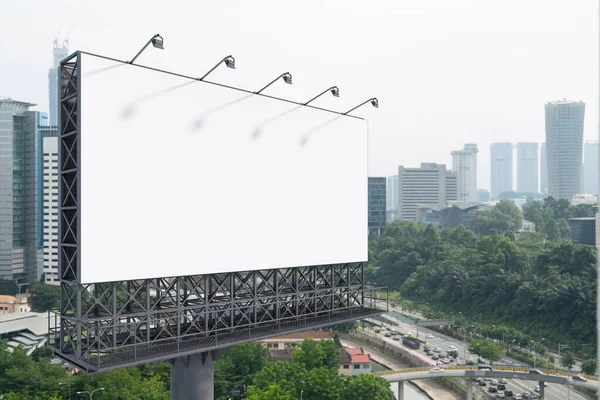 Cartelera blanca en blanco del camino con el fondo del paisaje urbano de KL en el tiempo del día. Cartel publicitario callejero, maqueta, representación 3D. Vista lateral. El concepto de comunicación de marketing para promover o vender la idea. — Foto de Stock