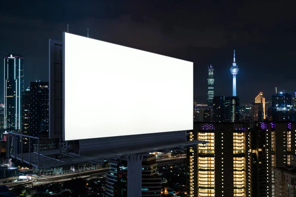 Prázdný bílý silniční billboard s KL cityscape pozadí v noci. Pouliční reklamní plakát, maketa, 3D vykreslování. Boční pohled. Koncept marketingové komunikace na podporu nebo prodej nápadu. — Stock fotografie